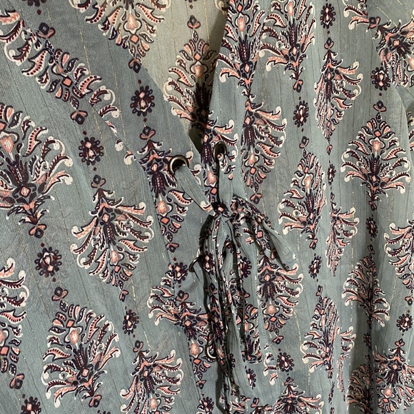 Maurice’s blouse with tie v neck - Picture 3 of 4